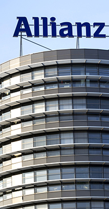 Vista frontal de un edificio de Allianz.